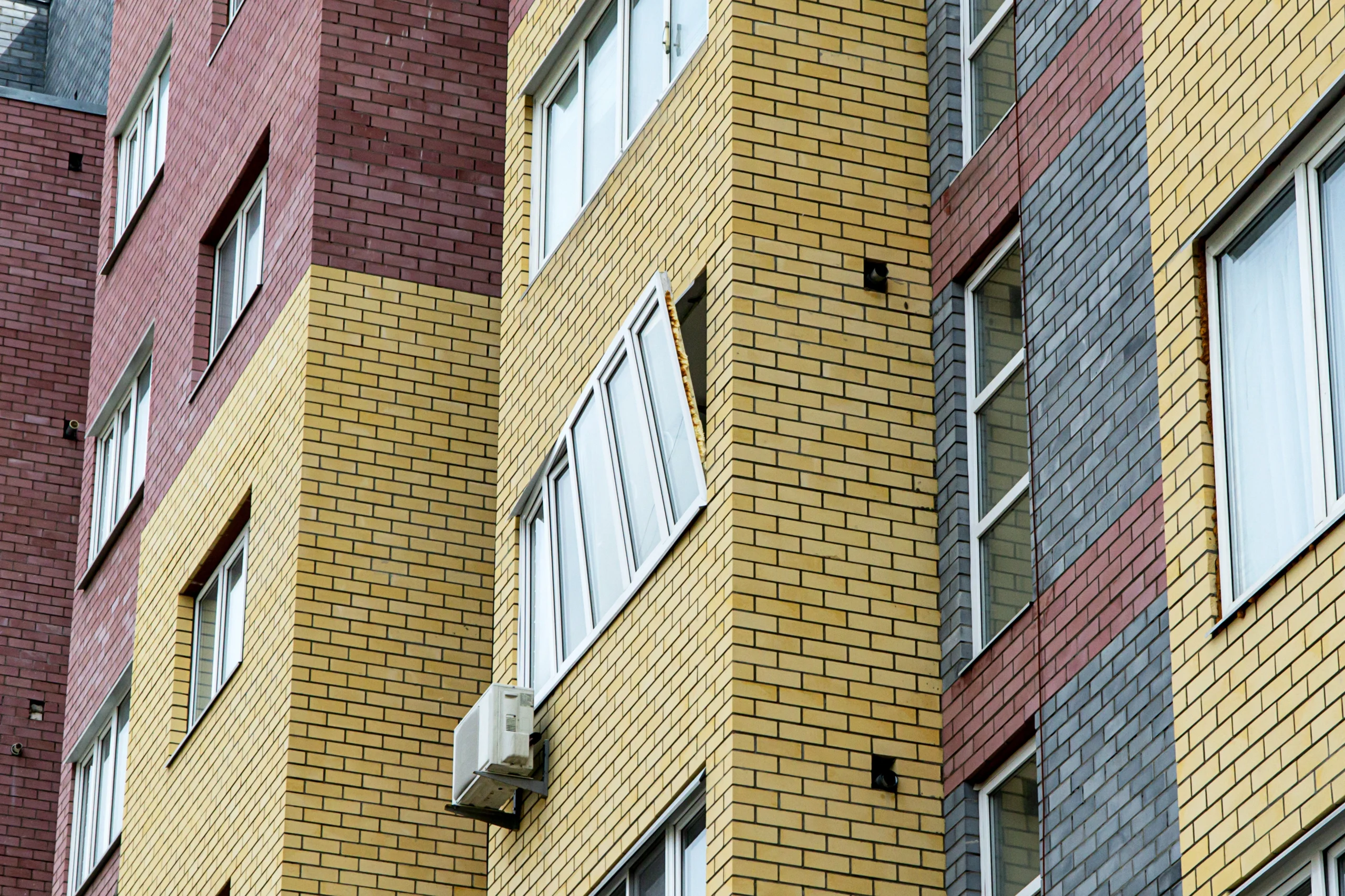 The exterior of a multi-story building, illustrating potential window defects  that construction defect attorneys litigate.
